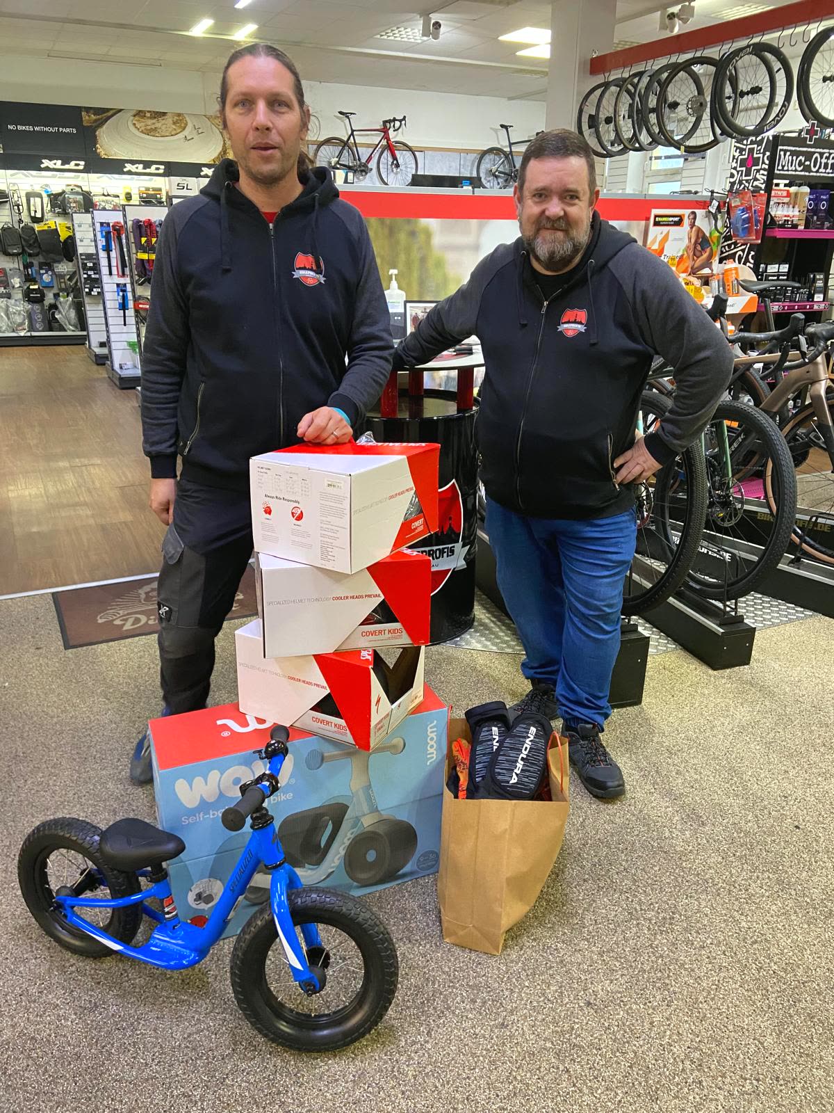 Das Team der Bike Profis Zwickau mit den gespendeten Fahrrädern und Helmen